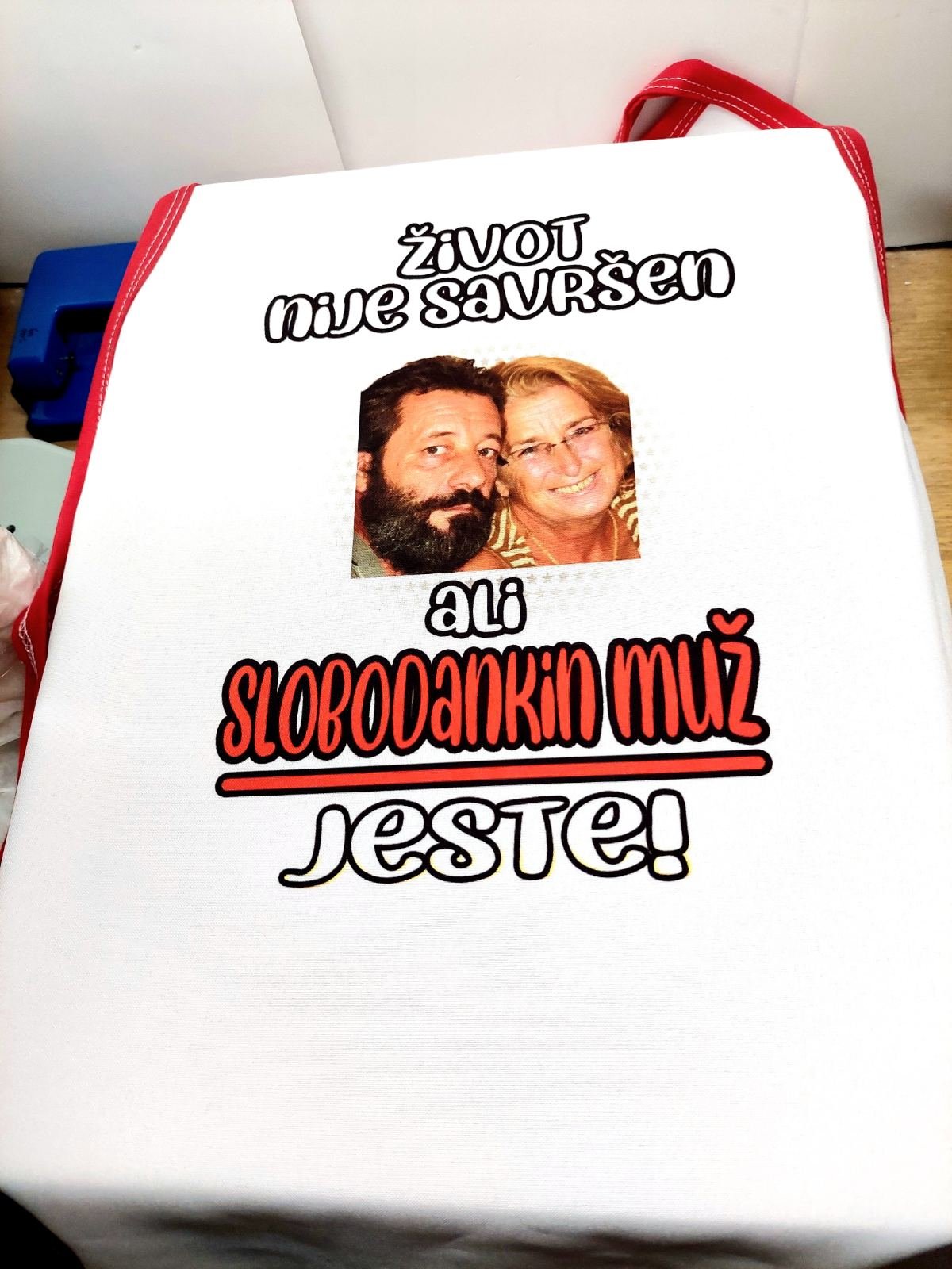 Kecelje sa stampom natpisom/Kecelje po zelji/IMG-6f8e32558d75e8fbdde6ff9f41ff4030-V.jpg
